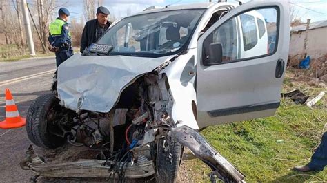 Tıra çarpan hafif ticari aracın sürücüsü ağır yaralandı